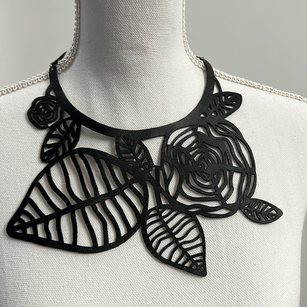REAL LEATHER NECKLACE New never worn - Picture 1 of 5